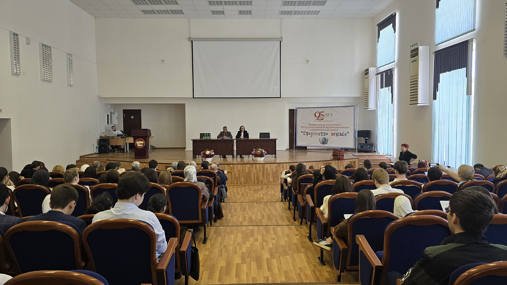 В ДГУ прошла научно-практическая конференция школьников «Творчество юных»